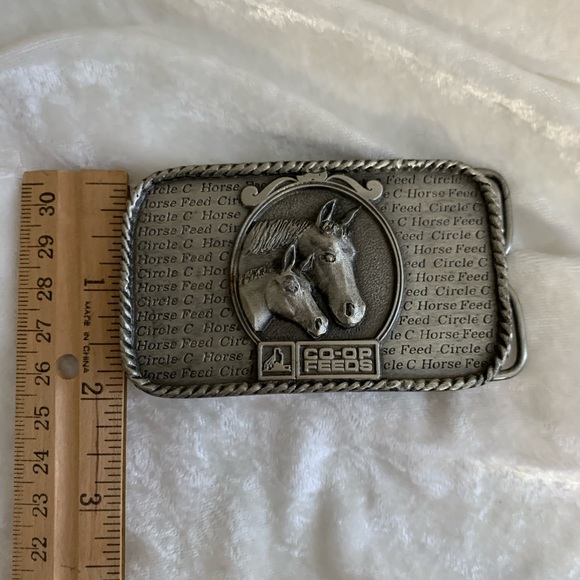 ! Vintage Buckle, Collectors Item, Farmers Co-op Promo Buckle with Horses - Picture 4 of 6
